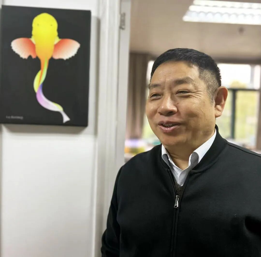 何舜平把朋友专门为他画的狮子鱼挂在墙上。.jpg
