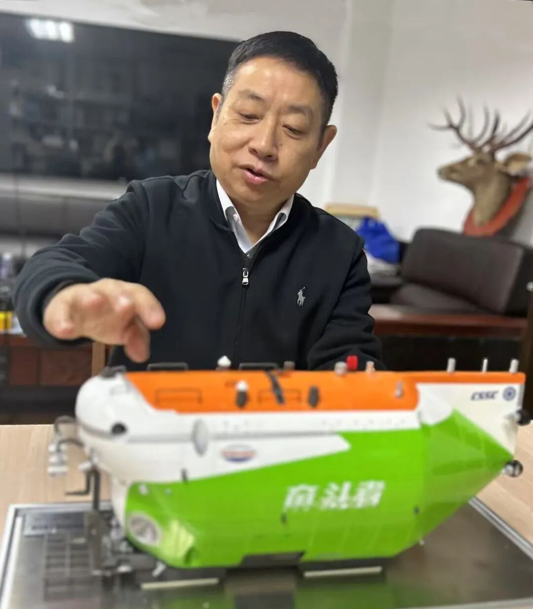 何舜平团队深入马里亚纳海沟所乘坐的“奋斗者”号载人潜水器模型。.jpg